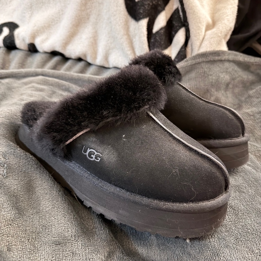 NWOT UGG Women's Black Cozy Slippers - scuff on right slipper near Ugg symbol